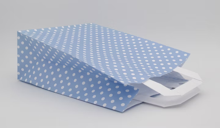Papiertragetasche Hellblau mit weißen Punkten 22 + 10 × 28 cm (250 Stück)